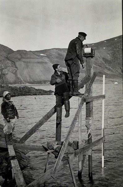 Checking tide gauge