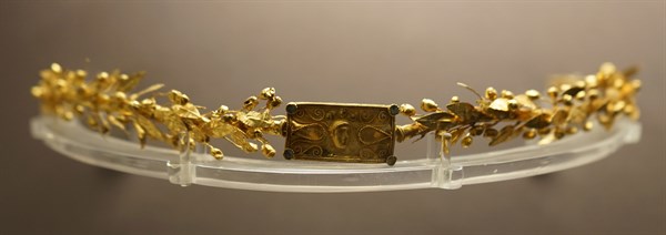 Gold myrtle wreath with die-formed head of Athena in central plaque