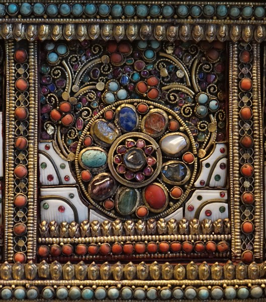 Altar screen of metal