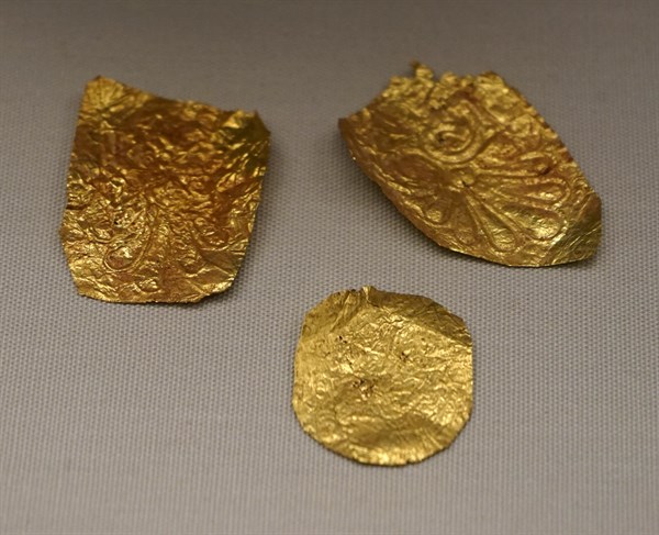 Embossed decorative gold fragments