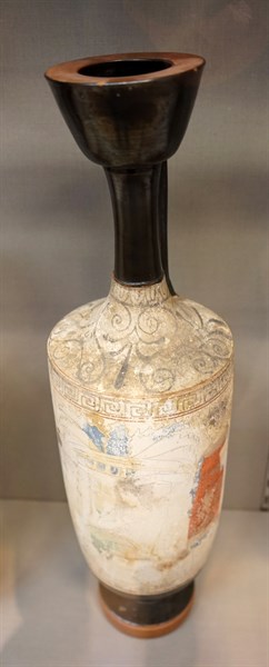 Attic vessel depicting a women offering at a tomb