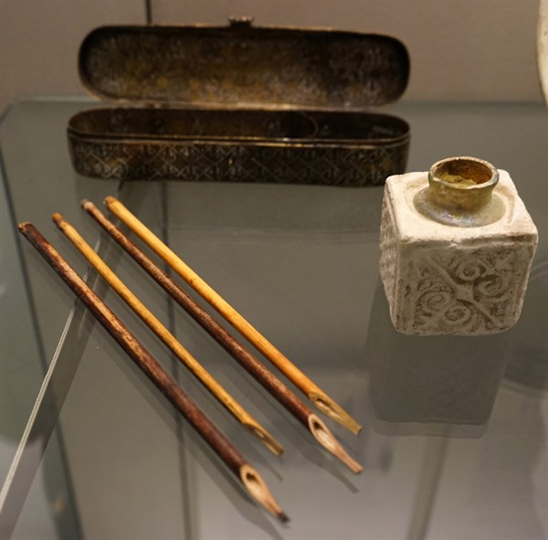 Reed pens and inkwell with opaque with moulded casing