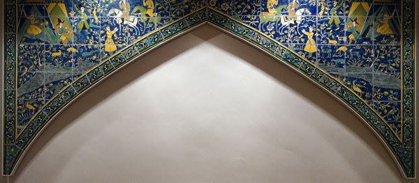 Tiled spanrel painted in cuerda seca technique