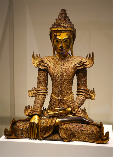 Crowned Buddha statue