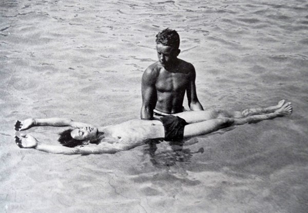 Young man learning to swim at Flatenbadet