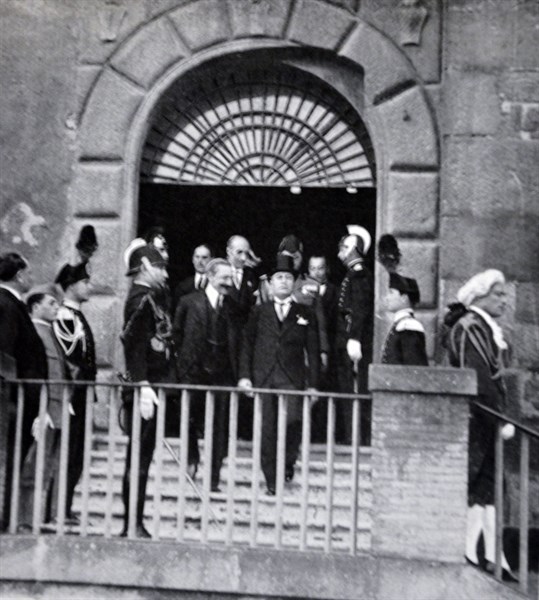 Mussolini comes from the Capitol in Rome