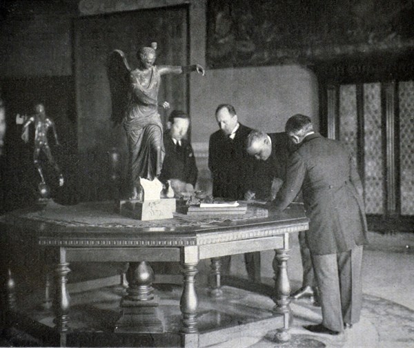 Signing of the Treaty of arbitration and friendship between Germany and Italy