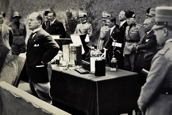 Mussolini delivery to Italo Balbo his pilot's license