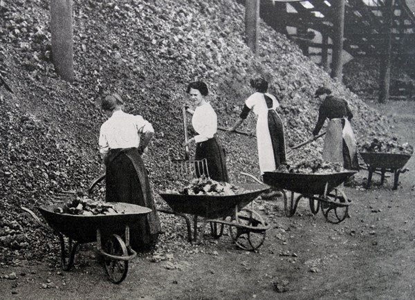 Women doing war work. Loading coal at Coventry;   England during WWI 1916