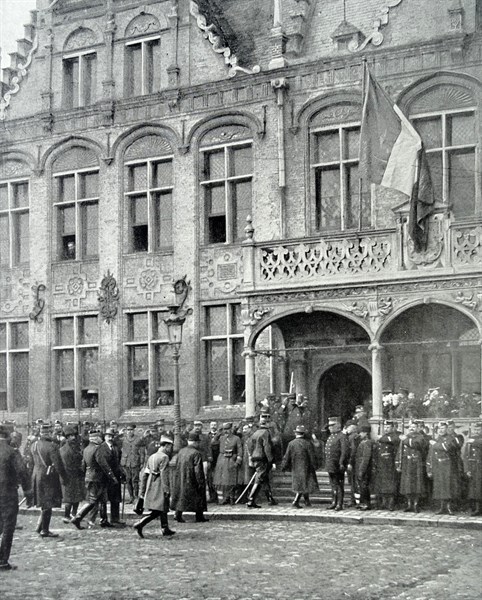 Photograph of King Albert I of Belgium meeting with President Raymond Poincaré