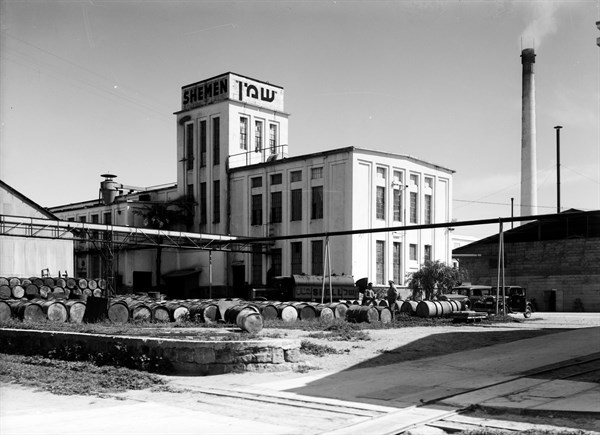 Photograph of the Haifa Shemen oil works