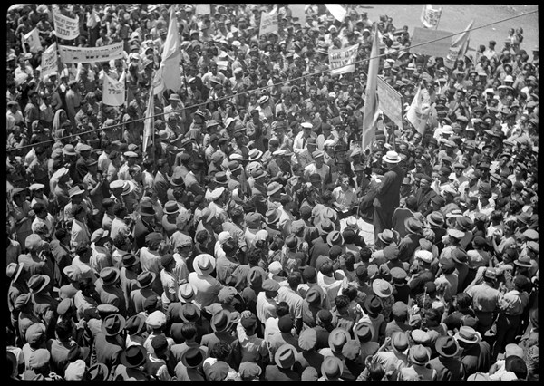 Crowds outside the Rehavia gymnasium listening to a speech by Yitzhak Ben Zvi