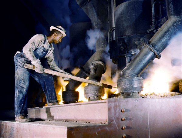 Electric phosphate smelting furnace