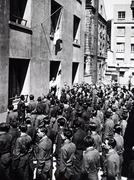 French workmen informed of the German invasion of France, 1940