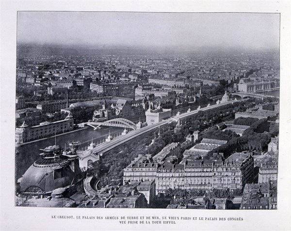 A black and white aeriol photograph of the Exposition Universelle (World Fair) Paris, 1900