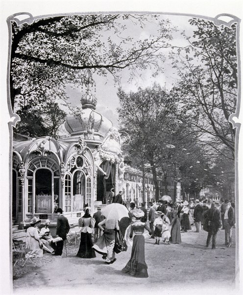 Photograph of the Rue du Paris shows attractions set up by the brothers Guillaume