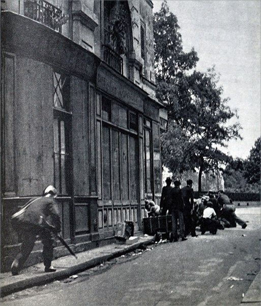 French men making barricades against the German invasion of France during World War II