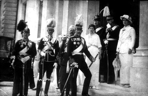 Le roi Constantin 1er (1868-1923) et ses aides de camp