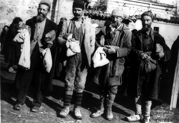 Prisonniers de guerre grecs, libérés des prisons bulgares, avec des vivres remis par la Croix Rouge durant la Guerre des Balkans