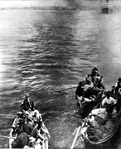 Guerre des Balkans, Incendie de Smyrne, fuite des réfugiés grecs et italiens