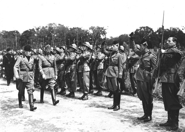 Italie, 15 avril 1936 : Mussolini lors de la Fondation d'une nouvelle Cité sur les Marais Pontins asséchés