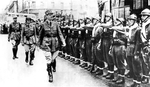 14 juillet 1940, Londres. Le général De Gaulle passe en revue les premiers volontaires.