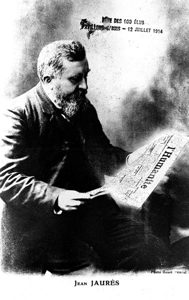 Jean Jaurès lisant le journal "L'Humanité"