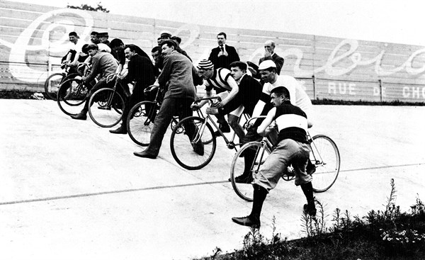 Paris. Départ de la courses des 100 milles au vélodrome du Parc des Princes. De gauche à droite : Huret, Thé, Bor, Baugé, Walters, Digeon et Champion.