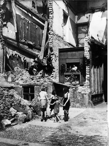 Berlin, hébergement d'urgence dans les ruines d'une maison, 1946