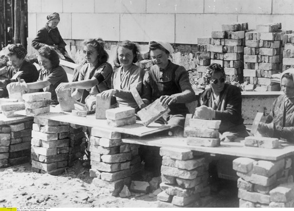 Femmes des ruines ("Trümmerfrauen"), Berlin 1945-49
