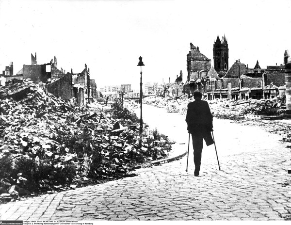 Une rue de Hambourg dévastée, 1945