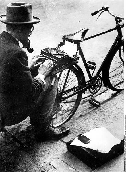 Dactylographe des temps modernes, 1939