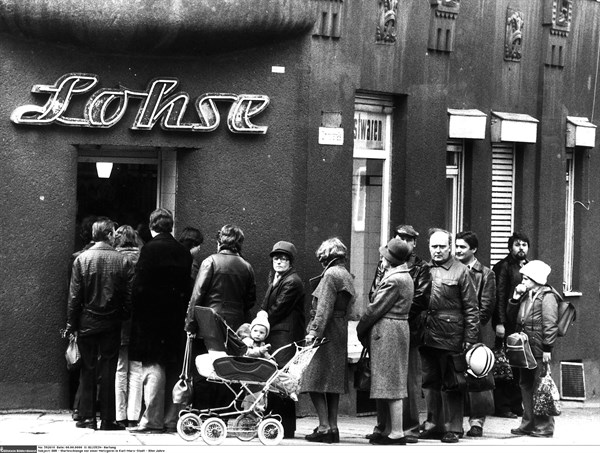 Personnes faisant la queue en RDA