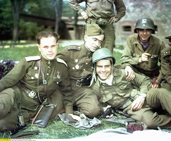 Des GIs américains posent avec des soldats de l'Armée Rouge en Allemagne, 1945