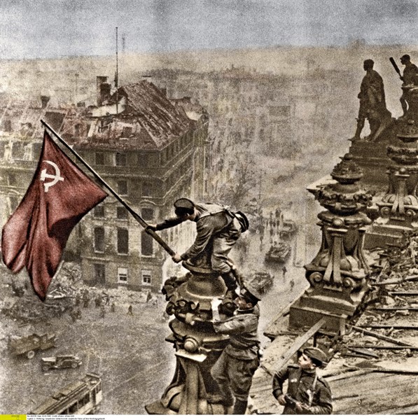 Un soldat soviétique sur le toit du Reichstag, 1945