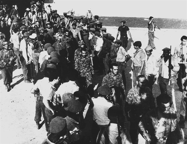 Miliciens cubains fêtant l'échec de l'invasion de la Baie des Cochons, 1961