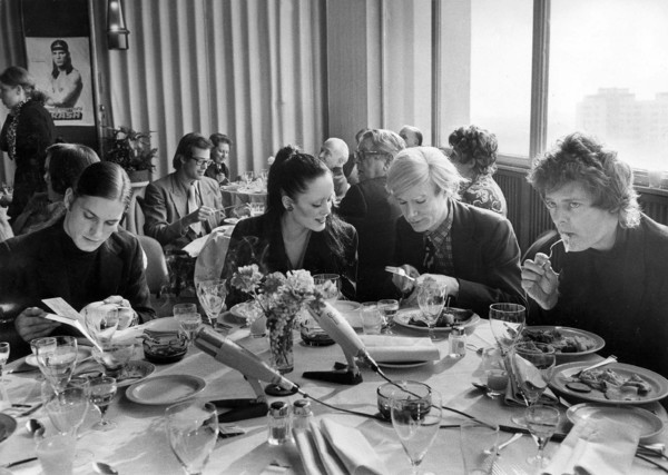 Déjeuner entre Joe Dallesandro, Jane Forth, Andy Warhol et Paul Morrissey, 1971