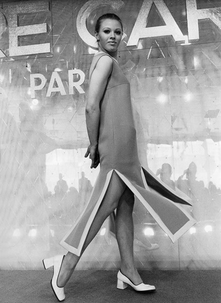Mannequin présentant un modèle de la collection Pierre Cardin de 1970