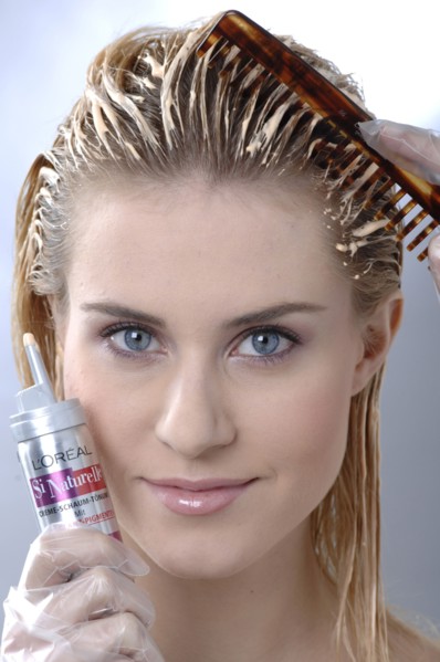 Femme se teignant les cheveux