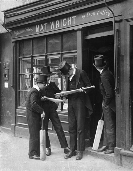 Des élèves achètent des battes de cricket