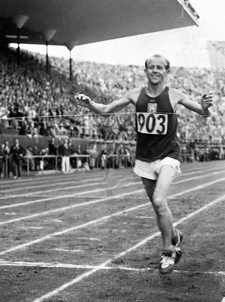 Marathon:
- Olympiasieger Emil Zatopek (CZ)
berquert die Ziellinie

-