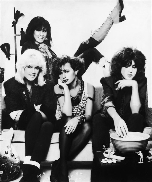 Die US-amerikanische Frauenband "Bangles" (untere Reihe v.l.n.r.): Schlagzeugerin Debbi Peterson,