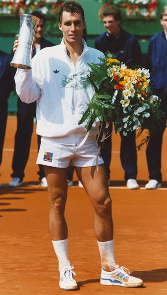 Der tschechoslowakische Tennisprofi Ivan Lendl mit dem Pokal der Offenen Deutschen Meisterschaften