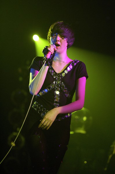 Yeah Yeah Yeahs; Musikgruppe, Rockmusik; USA, Saengerin Karen O. Auftritt in der Koelner Live Music