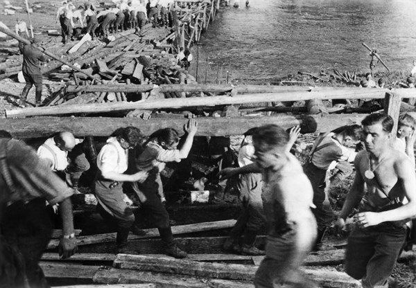Ingénieurs militaires construisant un pont près de Bouillon dans les Ardennes