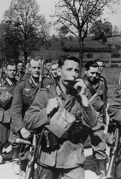 Soldats allemands avançant vers la Belgique