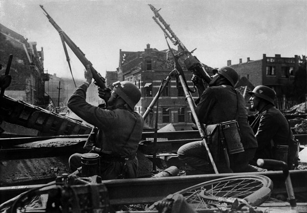 Invasion des Pays-Bas : soldats allemands visant des avions ennemis