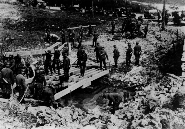 Invasion des Pays-Bas : Soldats allemands construisant un pont