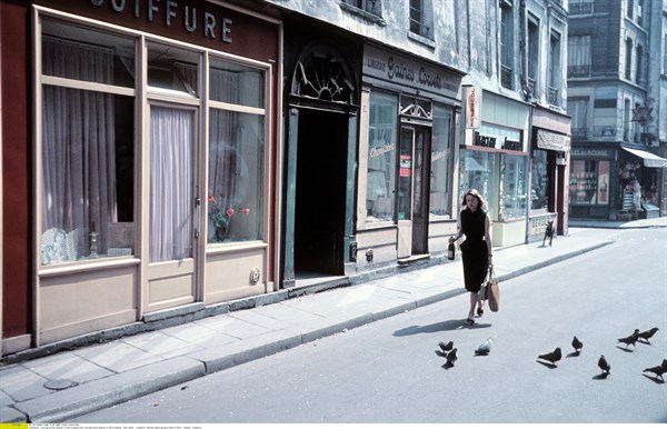 Scène de rue à Paris à la fin des années 50