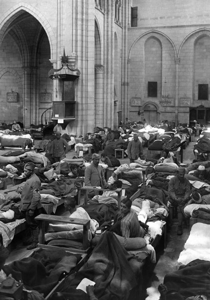 Hôpital militaire français installé dans l'église de Braisne
